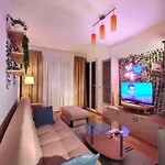 Three Lavenders Elegant Apartment